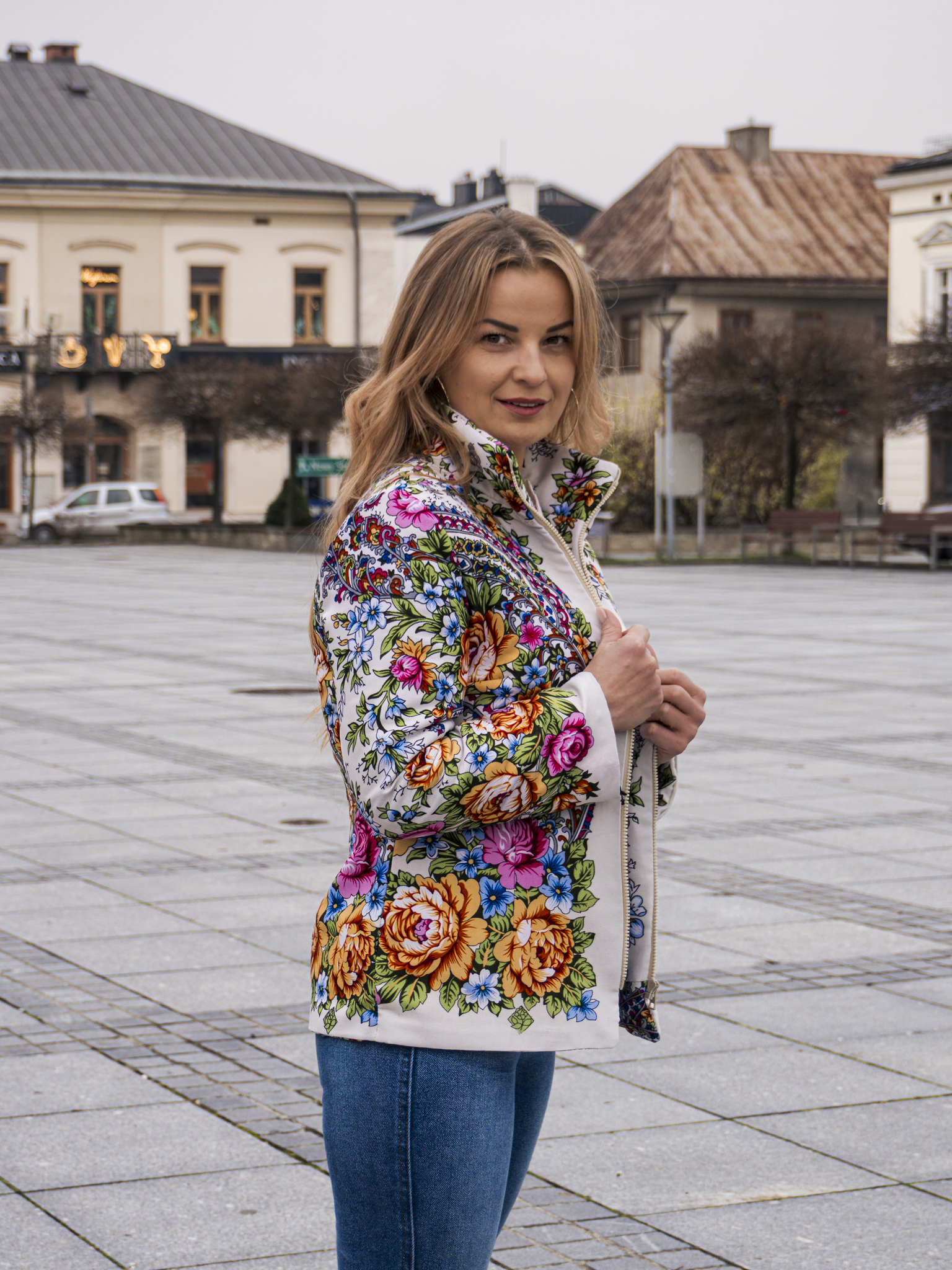 Kurtka folkowa — biała kwiatowa