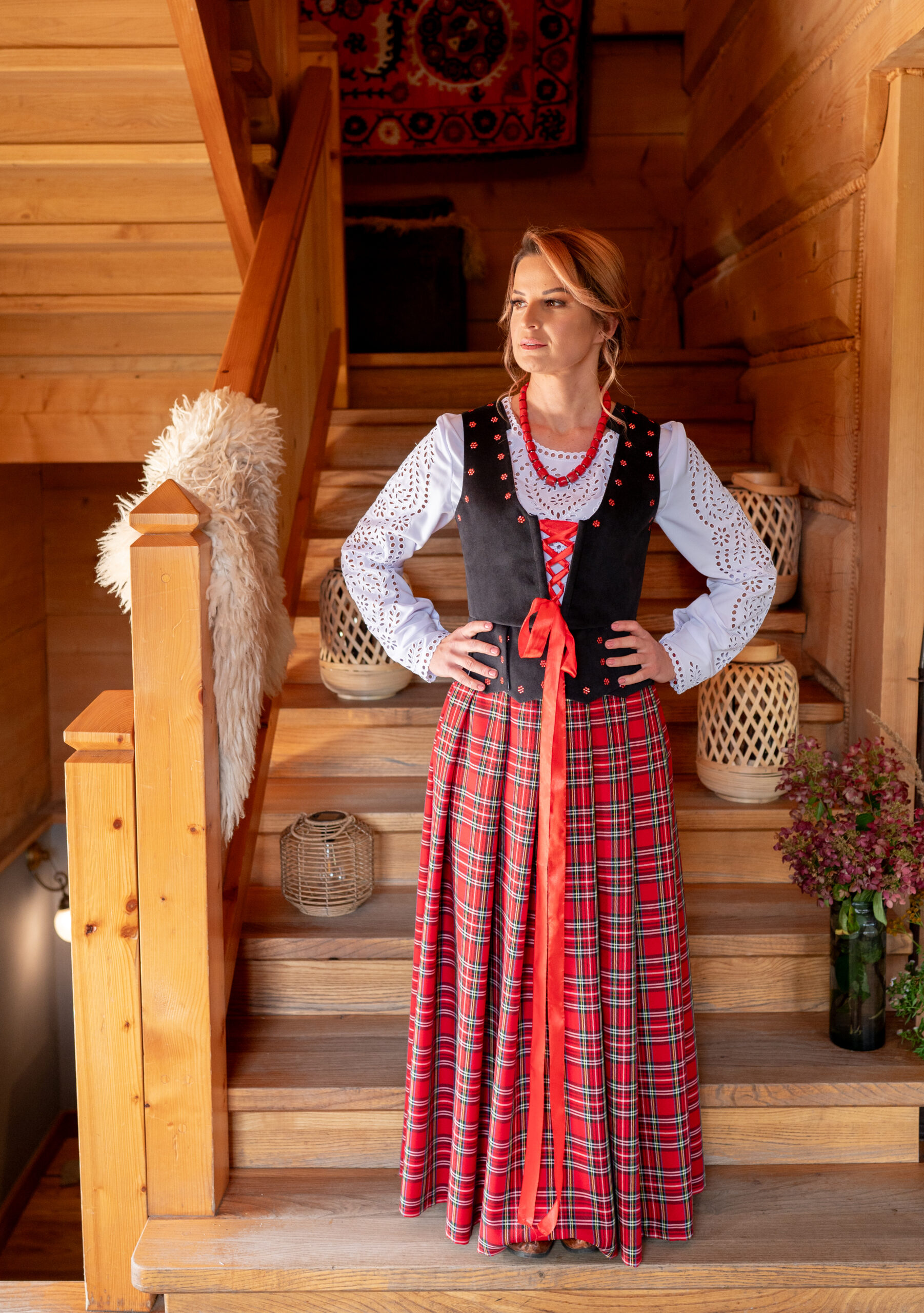 Spódnica folk w kratę — czerwona