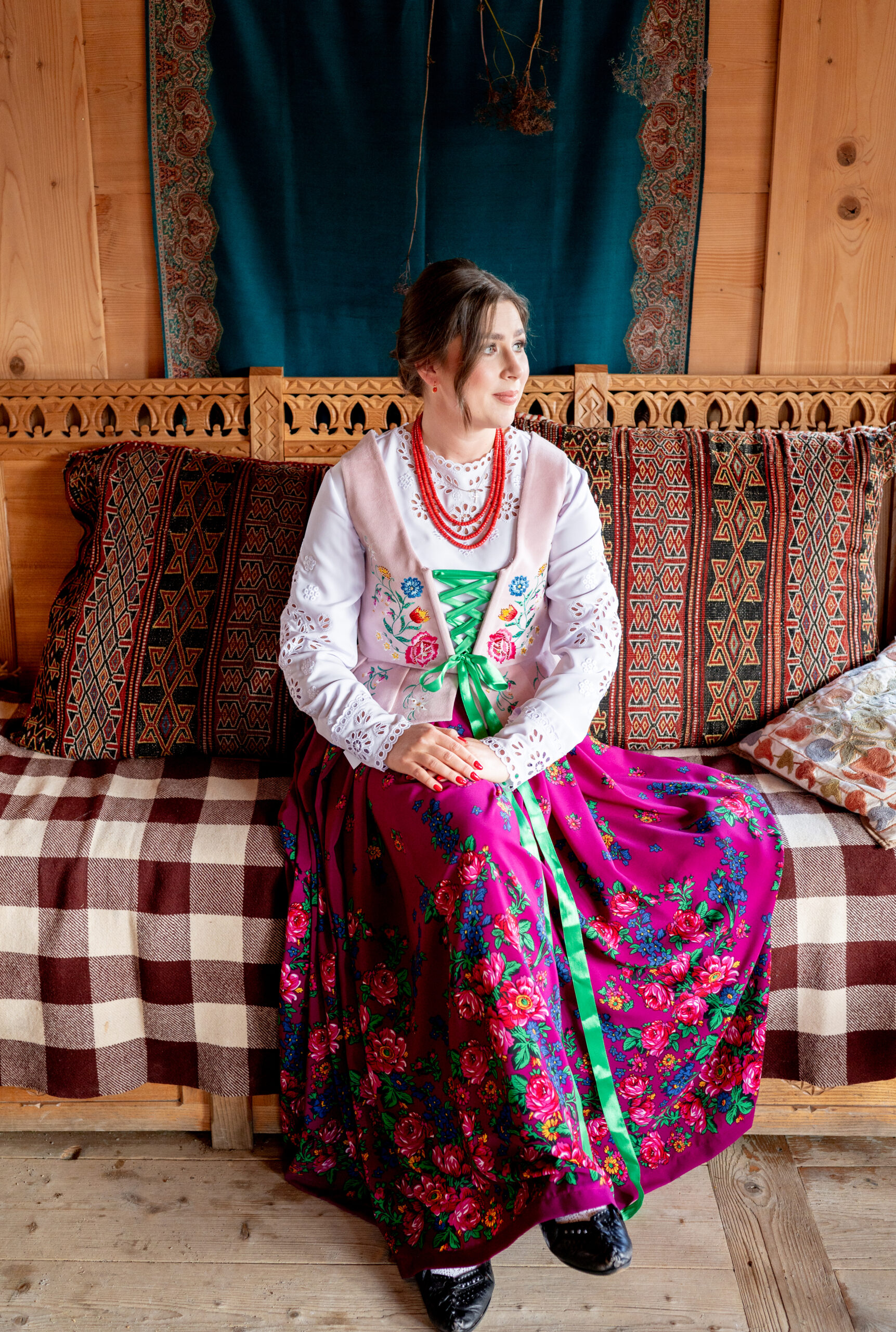 Spódnica góralska w róże — różowa z pnącą koroną