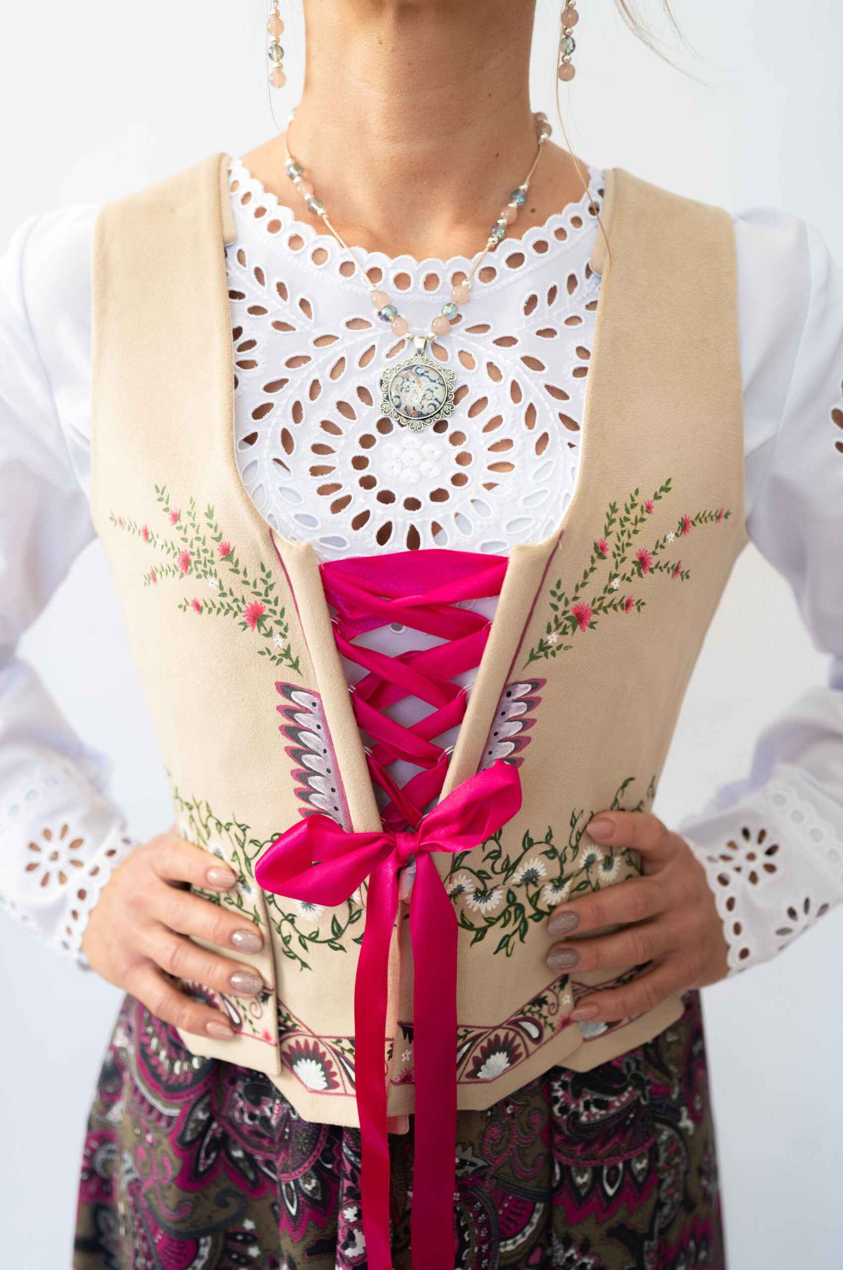 Gorset góralski ręcznie malowany — leśne ornamenty